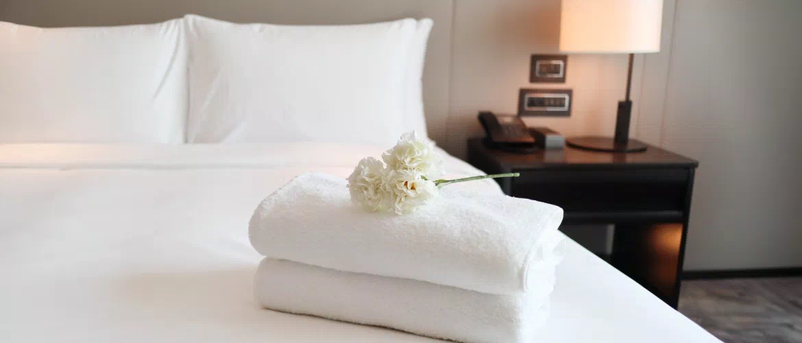 złożone ręczniki na łóżku